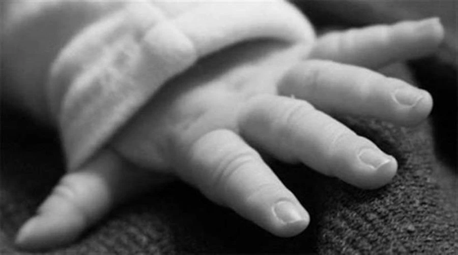 Μαρτυρία φωτιά για το νεκρό βρέφος στα σκουπίδια: «Μία έγκυος γυναίκα περιφερόταν ανήσυχη…» (βίντεο)